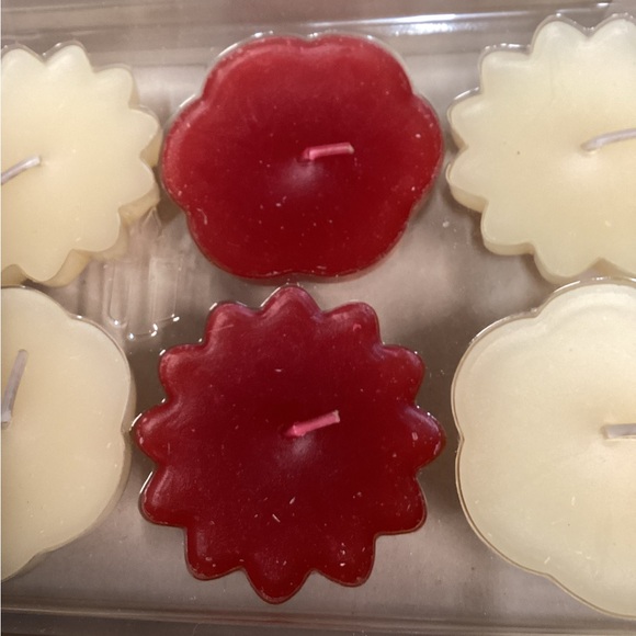 PartyLite Set of 8 Red and Cream Scented floater Candles - Picture 2 of 5